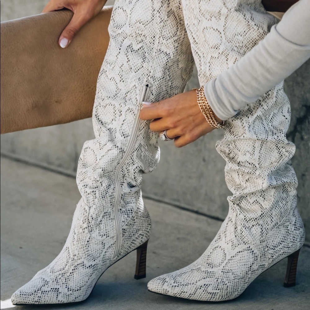 NWOT Vici Snakeskin Scrunchy boots 8.5